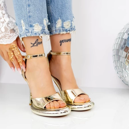 Sandalen mit einer dünnen Ferse und einer 2Kv72 -Zloty -Plattform Mei