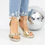 Sandalen mit einer dünnen Ferse und einer 2Kv72 -Zloty -Plattform Mei