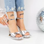 Sandalen mit einer dünnen Ferse und 2Kv72 Silber Mei