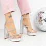 Sandalen auf einer dicken Ferse und 2xkk77 Silber Mei