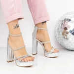 Sandalen auf einer dicken Ferse und 2xkk77 Silber Mei