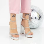 Sandalen auf einer dicken Ferse und 2xkk77 Silber Mei