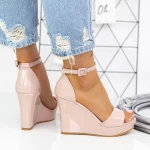 Sandalen auf der 2HXS23 -Nacktplattform Mei