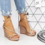 Sandalen auf der 2HXS25 Zloty -Plattform Mei