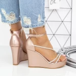 Sandalen auf der 2HXS25 Zloty -Plattform Mei