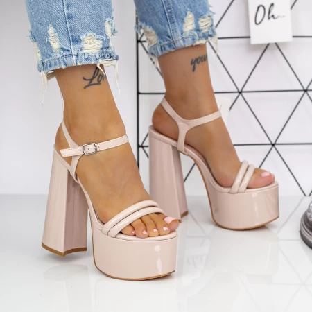 Sandalen auf einer dicken Ferse und 2xkk75 Beige Mei