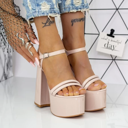 Sandalen auf einer dicken Ferse und 2xkk75 Beige Mei