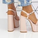 Sandalen auf einer dicken Ferse und 2xkk75 Beige Mei