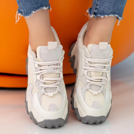 Sportschuhe auf der weißen Plattform CJL21 Mei