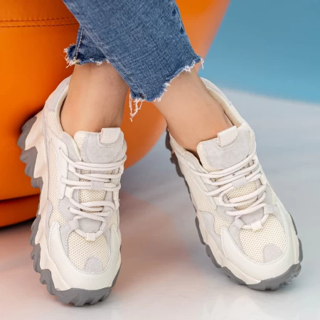 Sportschuhe auf der weißen Plattform CJL21 Mei