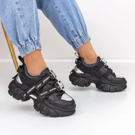 Sportschuhe auf der schwarzen D10 -Plattform Mei