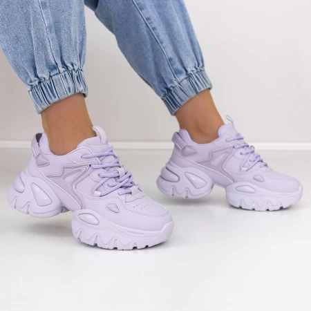 Sportschuhe auf der lila Plattform 2023-12 Mei