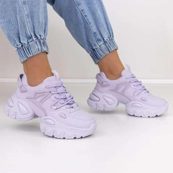 Sportschuhe auf der lila Plattform 2023-12 Mei