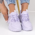 Sportschuhe auf der lila Plattform 2023-12 Mei