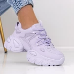 Sportschuhe auf der lila Plattform 2023-12 Mei
