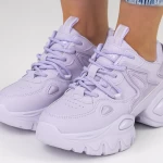 Sportschuhe auf der lila Plattform 2023-12 Mei