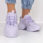 Sportschuhe auf der lila Plattform 2023-12 Mei
