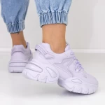 Sportschuhe auf der lila Plattform 2023-12 Mei
