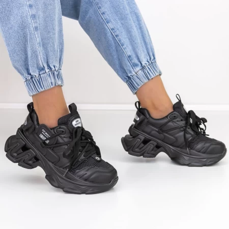Sportschuhe auf der schwarzen Plattform 2023-5 Mei