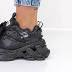 Sportschuhe auf der schwarzen Plattform 2023-5 Mei