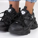 Sportschuhe auf der schwarzen Plattform 2023-5 Mei