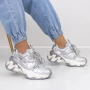 Sportschuhe auf der grauen Plattform 2023-5 Mei