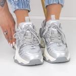 Sportschuhe auf der grauen Plattform 2023-5 Mei