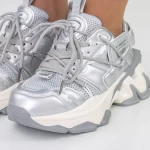 Sportschuhe auf der grauen Plattform 2023-5 Mei