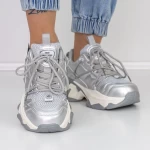 Sportschuhe auf der grauen Plattform 2023-5 Mei