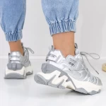 Sportschuhe auf der grauen Plattform 2023-5 Mei