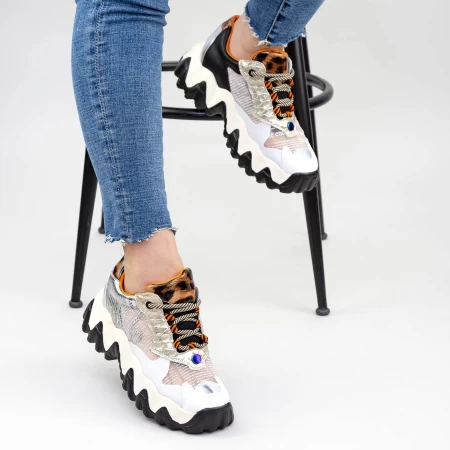 Sportschuhe auf der weißen Plattform SZ236 | Mei