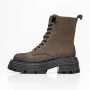 Stiefel auf der 2301 grauen Plattform Gebildet