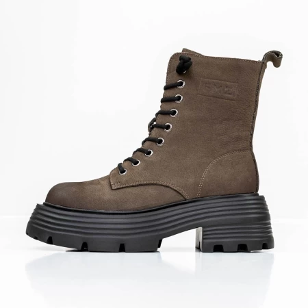 Stiefel auf der 2301 grauen Plattform Gebildet