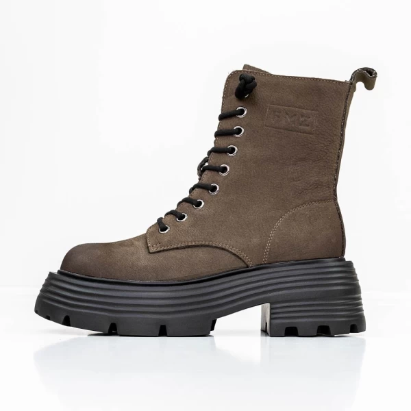 Stiefel auf der 2301 grauen Plattform Gebildet