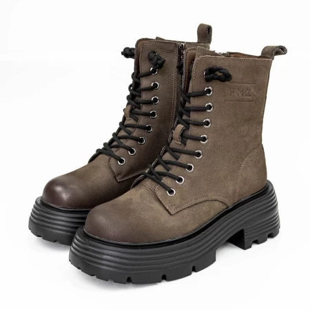 Stiefel auf der 2301 grauen Plattform Gebildet
