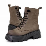 Stiefel auf der 2301 grauen Plattform Gebildet