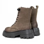 Stiefel auf der 2301 grauen Plattform Gebildet