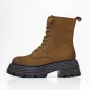 Stiefel auf der 2301 gelben Plattform Gebildet