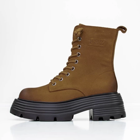 Stiefel auf der 2301 gelben Plattform Gebildet