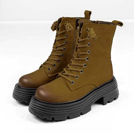 Stiefel auf der 2301 gelben Plattform Gebildet