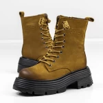 Stiefel auf der 2301 gelben Plattform Gebildet