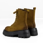 Stiefel auf der 2301 gelben Plattform Gebildet