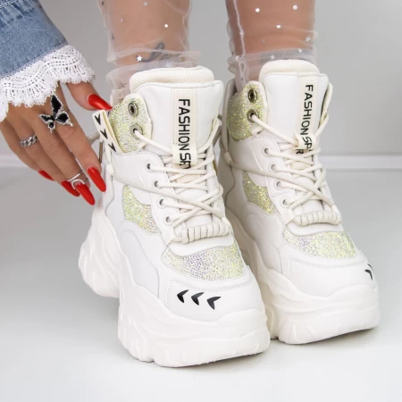 Stiefel auf der 3SJN1 -Plattformcreme Mei