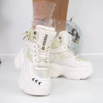 Stiefel auf der 3SJN1 -Plattformcreme Mei