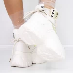 Stiefel auf der 3SJN1 -Plattformcreme Mei