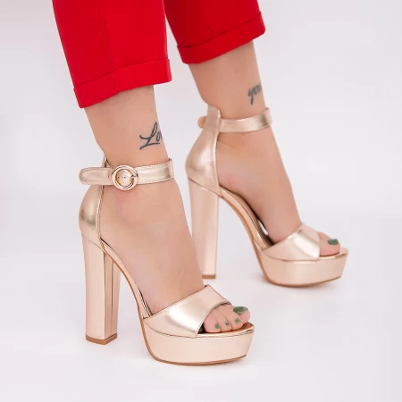 Sandalen mit einer dicken Ferse und einer KV50 -Champagnerplattform Mei