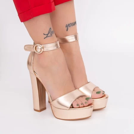 Sandalen mit einer dicken Ferse und einer KV50 -Champagnerplattform Mei