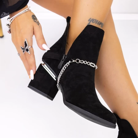 Kurze Stiefel mit einer dicken Absatz 3JF6 Black | Mei