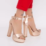 Sandalen mit einer dicken Ferse und einer KV50 -Champagnerplattform Mei