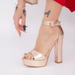 Sandalen mit einer dicken Ferse und einer KV50 -Champagnerplattform Mei